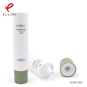 أنبوب بلاستيكي مع غطاء لولبي